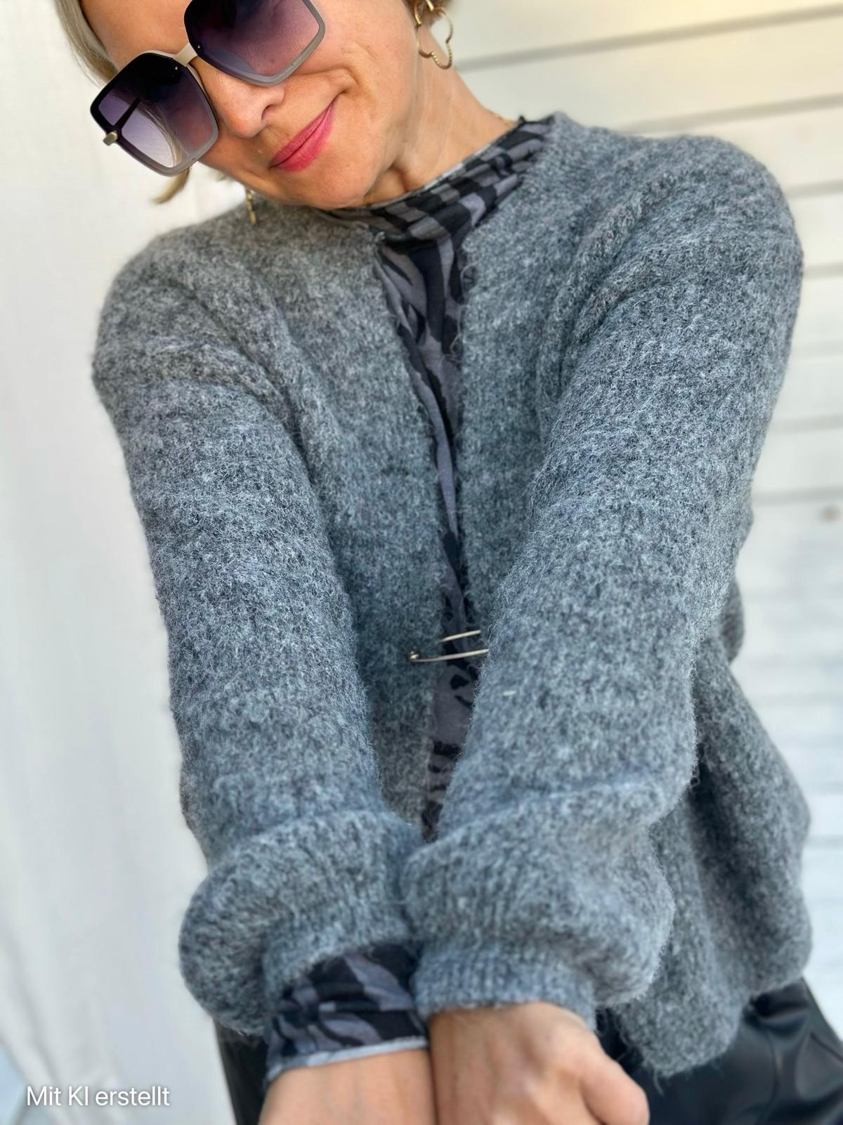 Cozy Strickjacke mit dekorativem Klammer-Verschluss – Grau