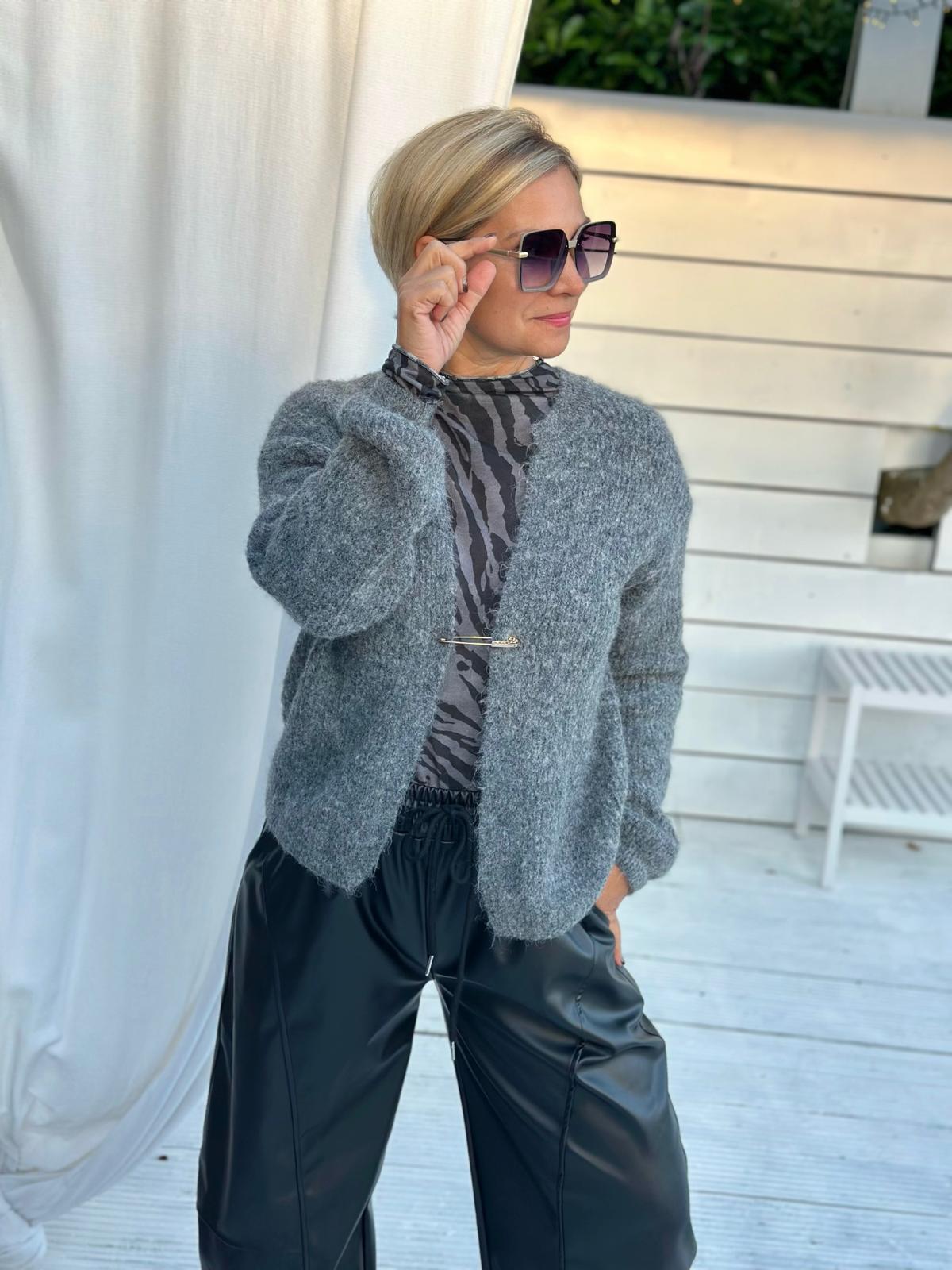 Cozy Strickjacke mit dekorativem Klammer-Verschluss – Grau