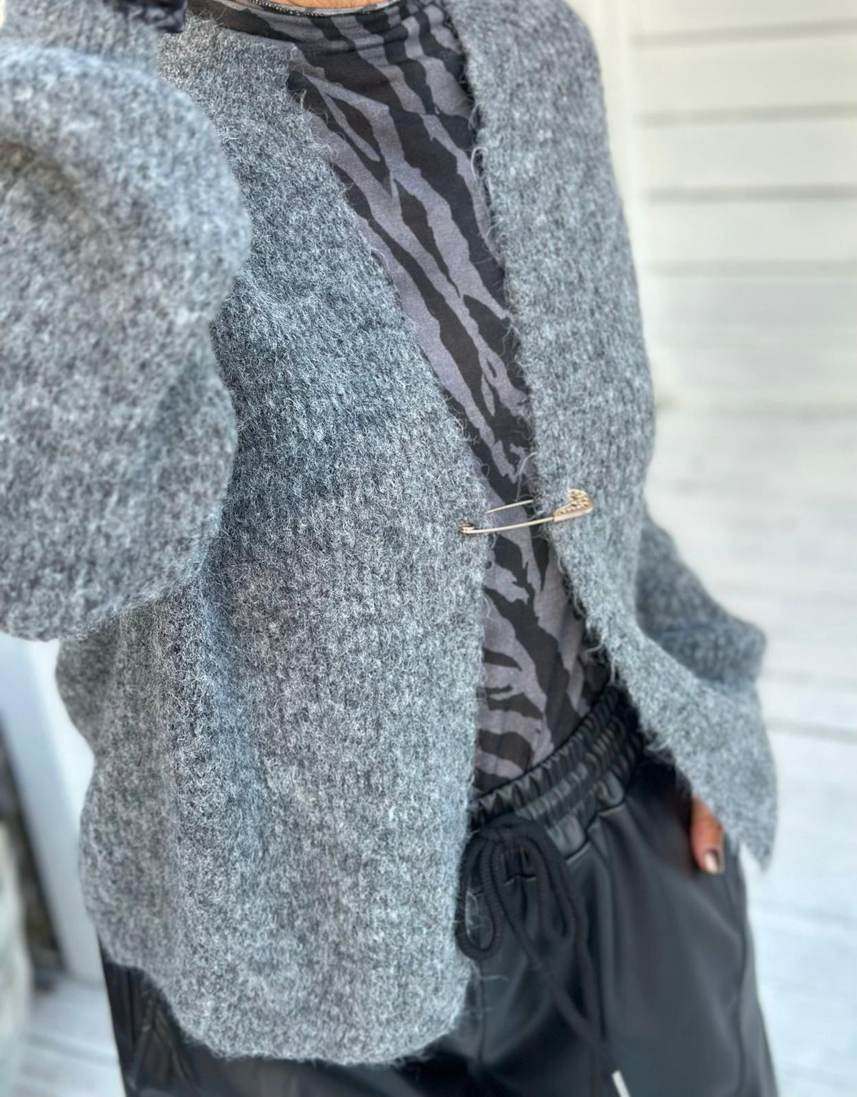 Cozy Strickjacke mit dekorativem Klammer-Verschluss – Grau