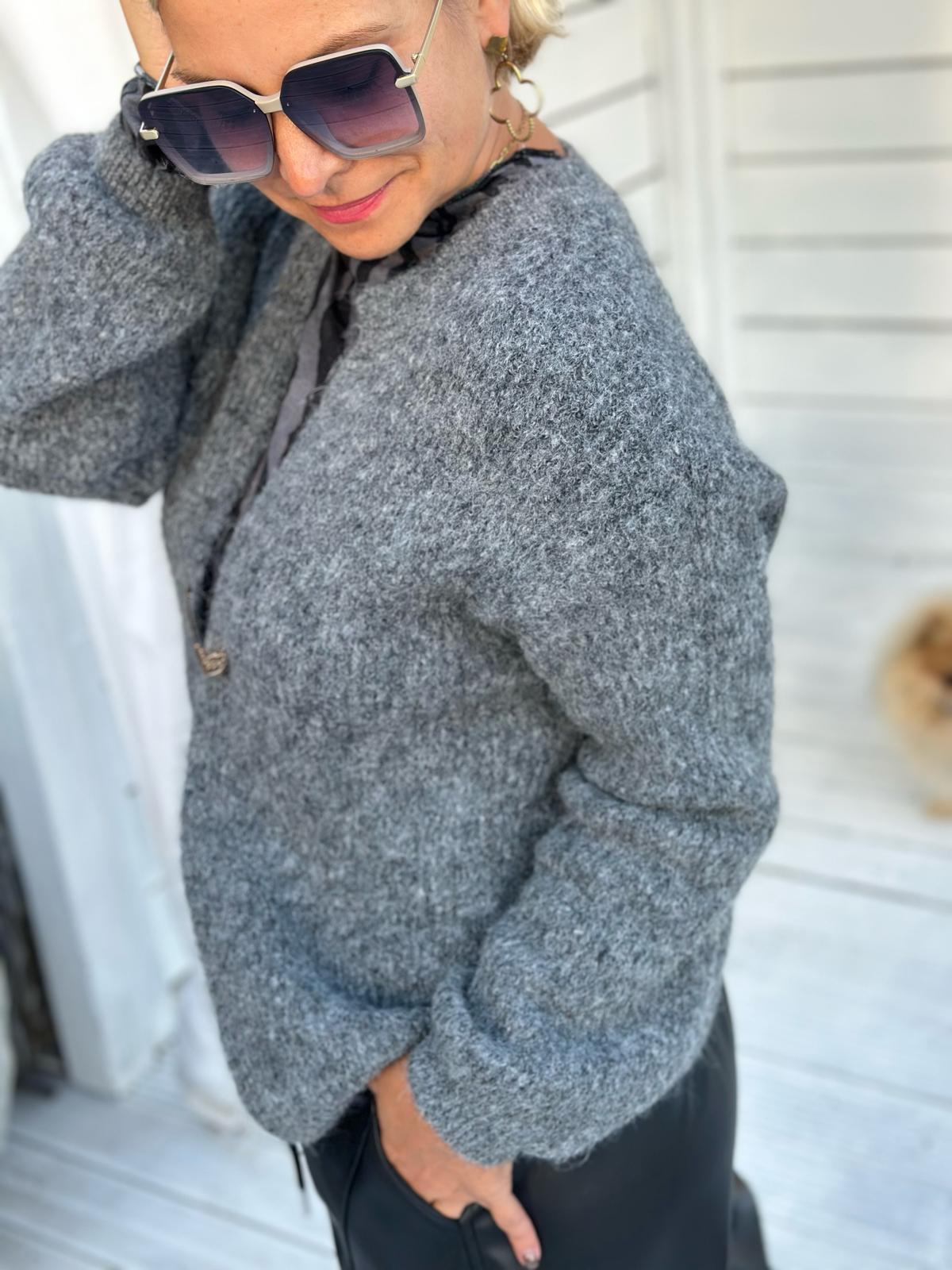 Cozy Strickjacke mit dekorativem Klammer-Verschluss – Grau