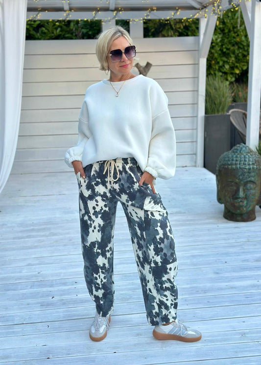 Watercolor Wide Leg Hose mit Batik-Print – Grau/Snow