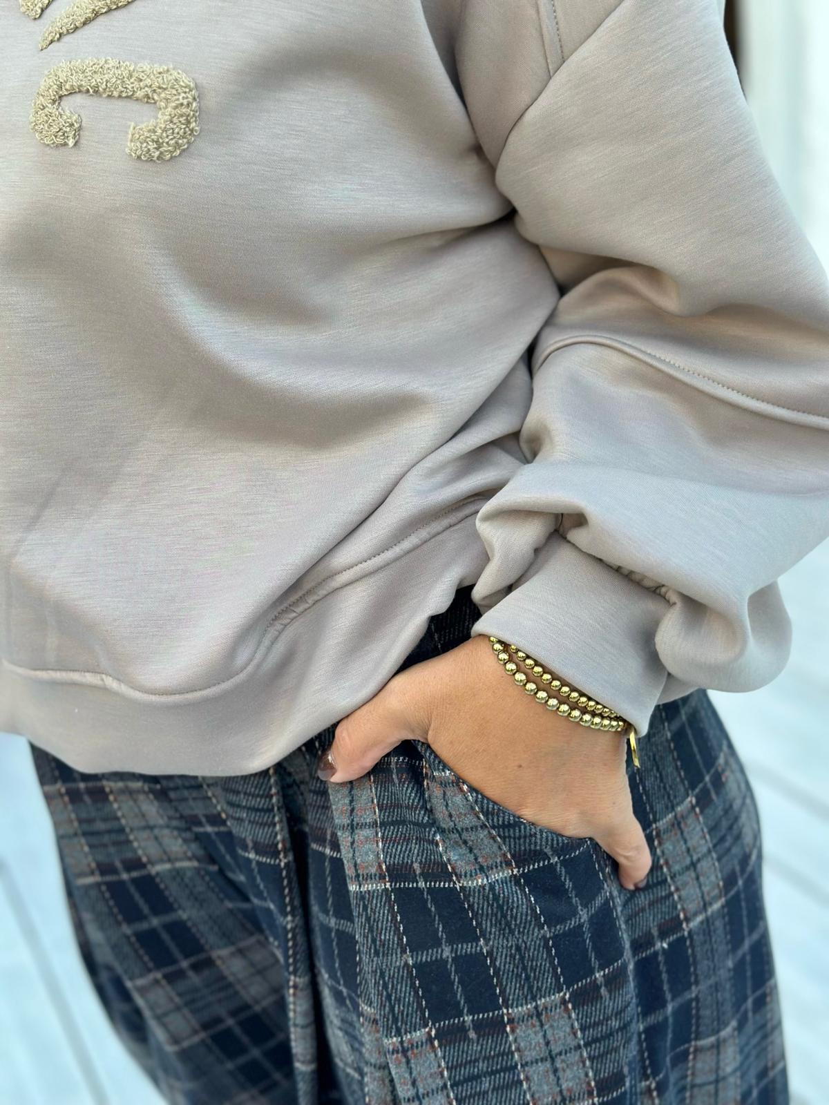 ICONIC CLUB Sweatshirt mit Teddy-Stickerei – Taupe