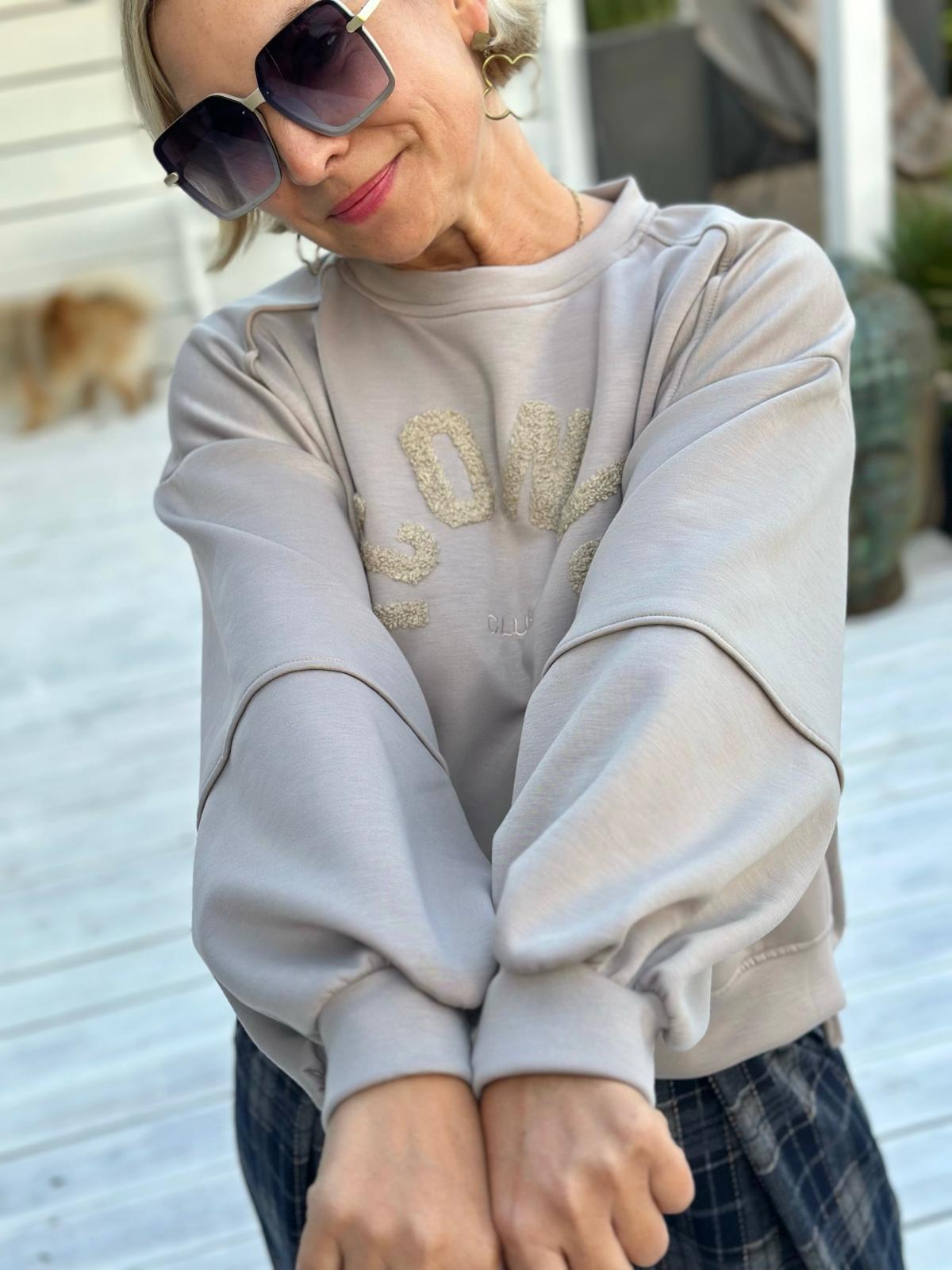 ICONIC CLUB Sweatshirt mit Teddy-Stickerei – Taupe