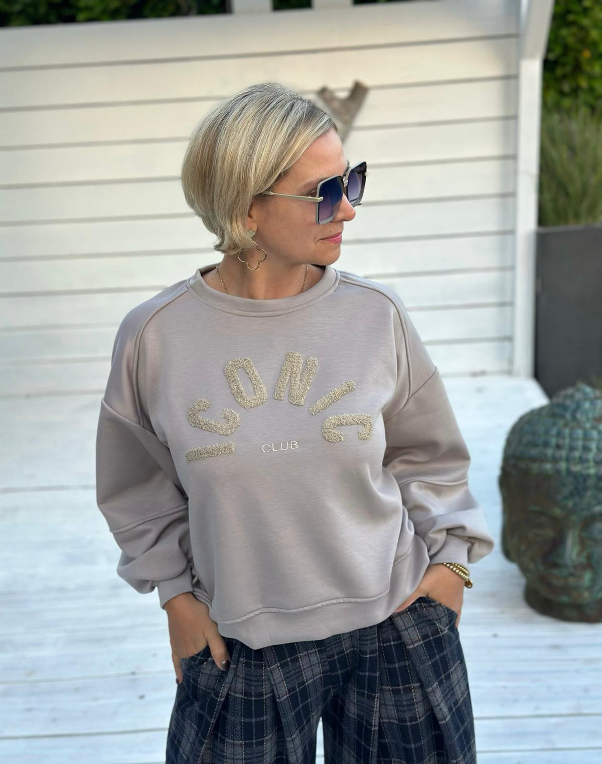 ICONIC CLUB Sweatshirt mit Teddy-Stickerei – Taupe