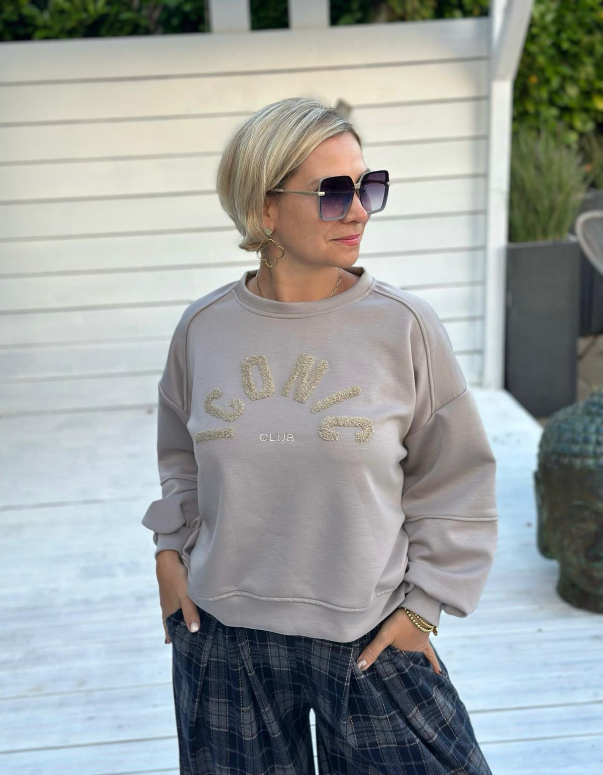 ICONIC CLUB Sweatshirt mit Teddy-Stickerei – Taupe