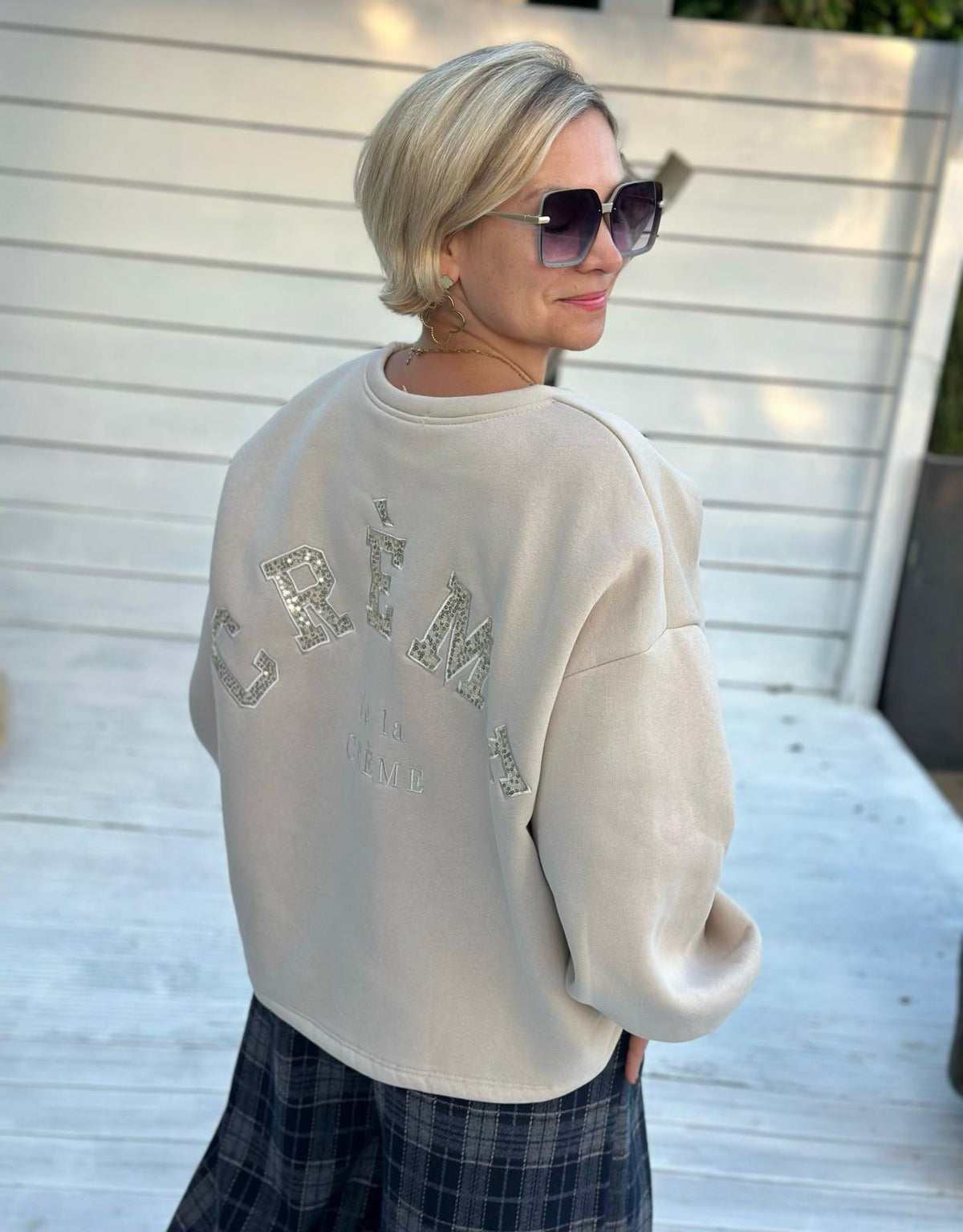 Crème de la Crème – Oversize Sweatshirt mit funkelnder Pailletten-Applikation in Taupé
