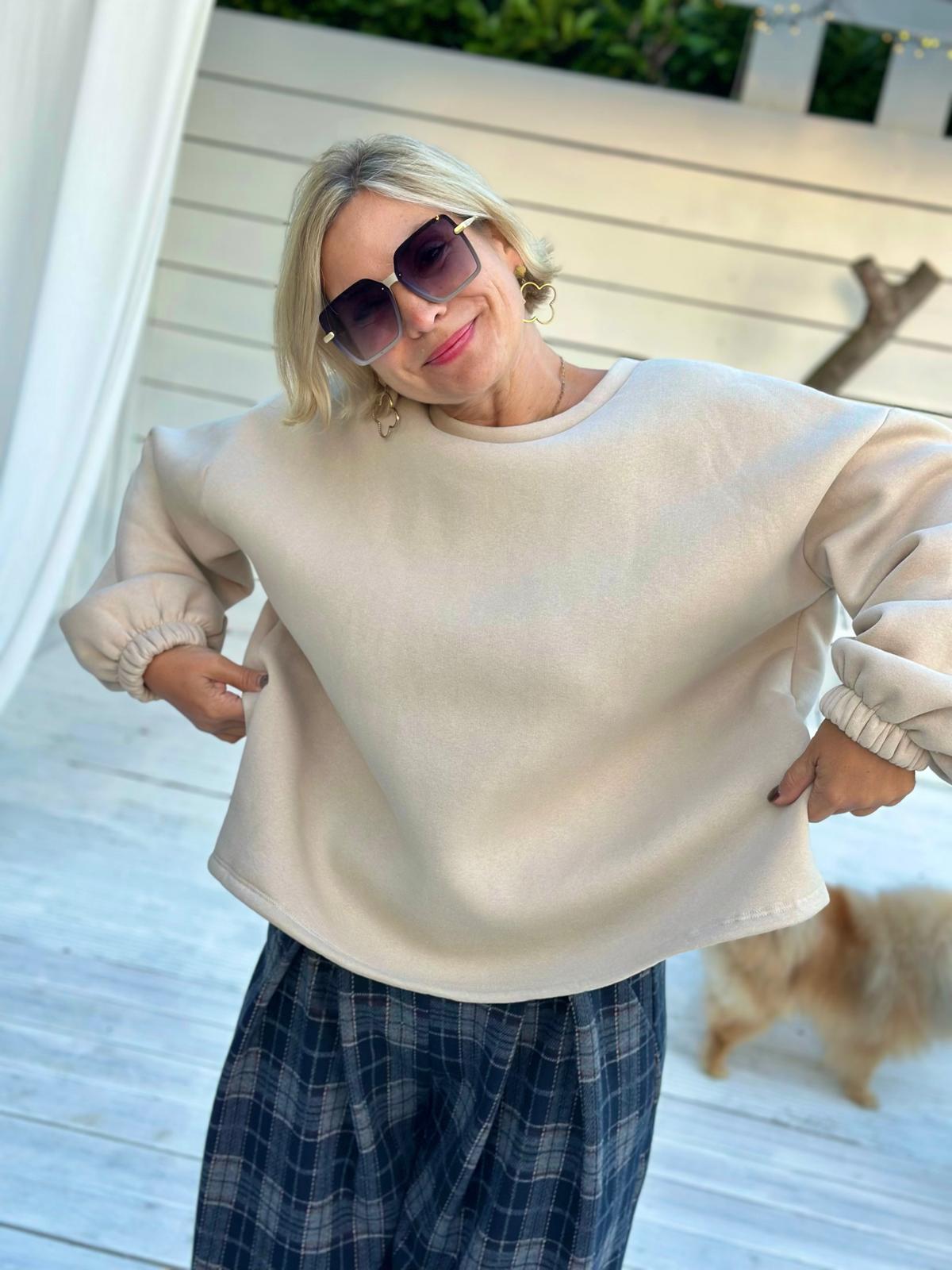 Crème de la Crème – Oversize Sweatshirt mit funkelnder Pailletten-Applikation in Taupé