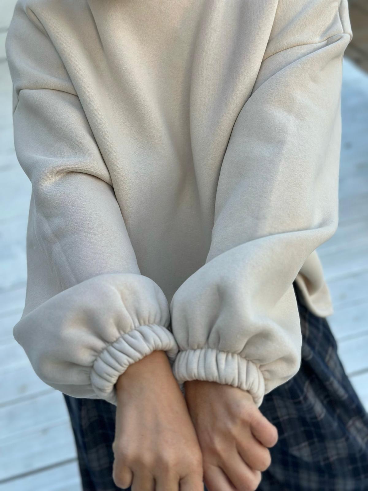 Crème de la Crème – Oversize Sweatshirt mit funkelnder Pailletten-Applikation in Taupé