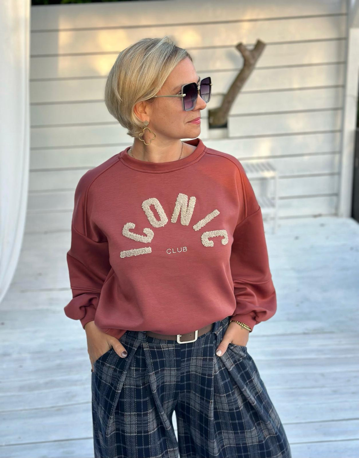 ICONIC CLUB Sweatshirt mit Teddy-Stickerei – Rostrot