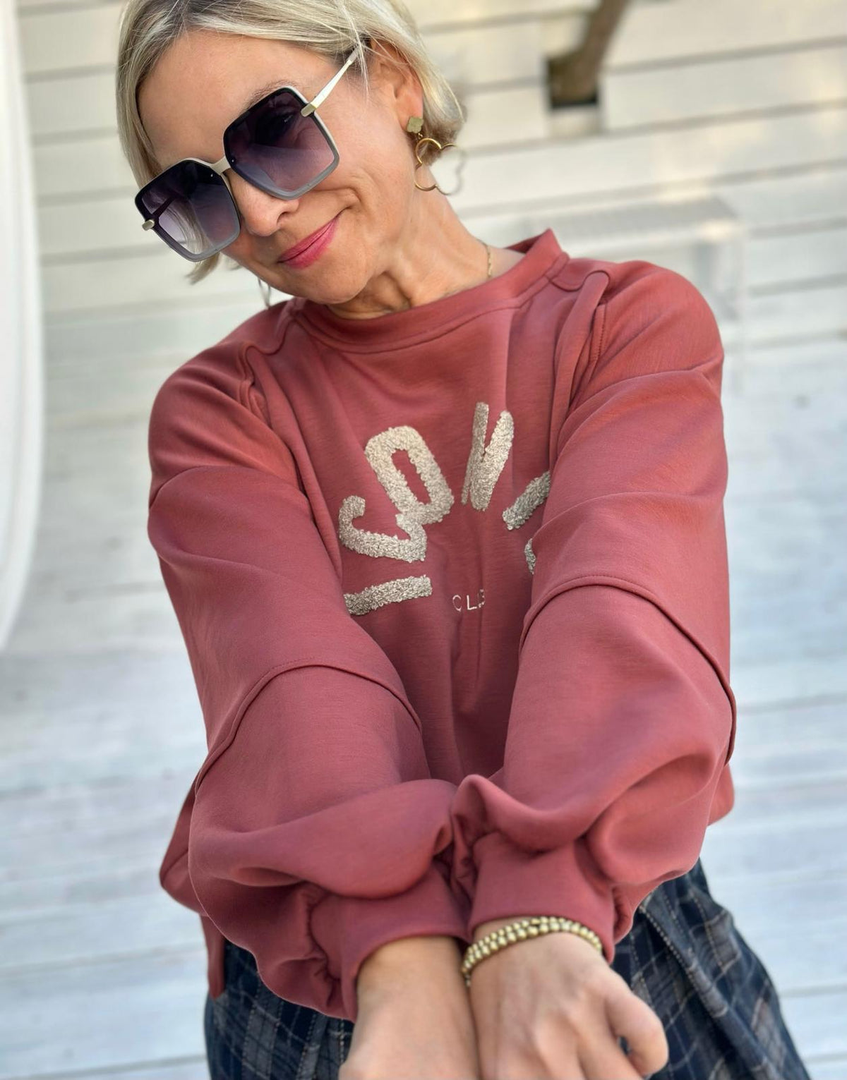 ICONIC CLUB Sweatshirt mit Teddy-Stickerei – Rostrot