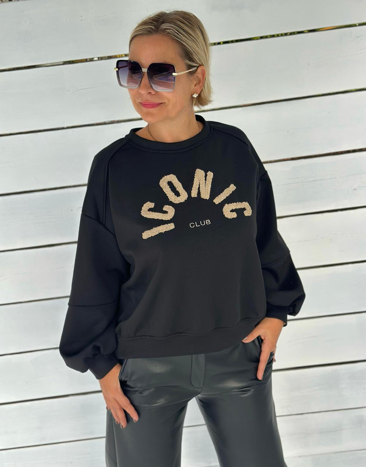 ICONIC CLUB Sweatshirt mit Teddy-Stickerei – Schwarz