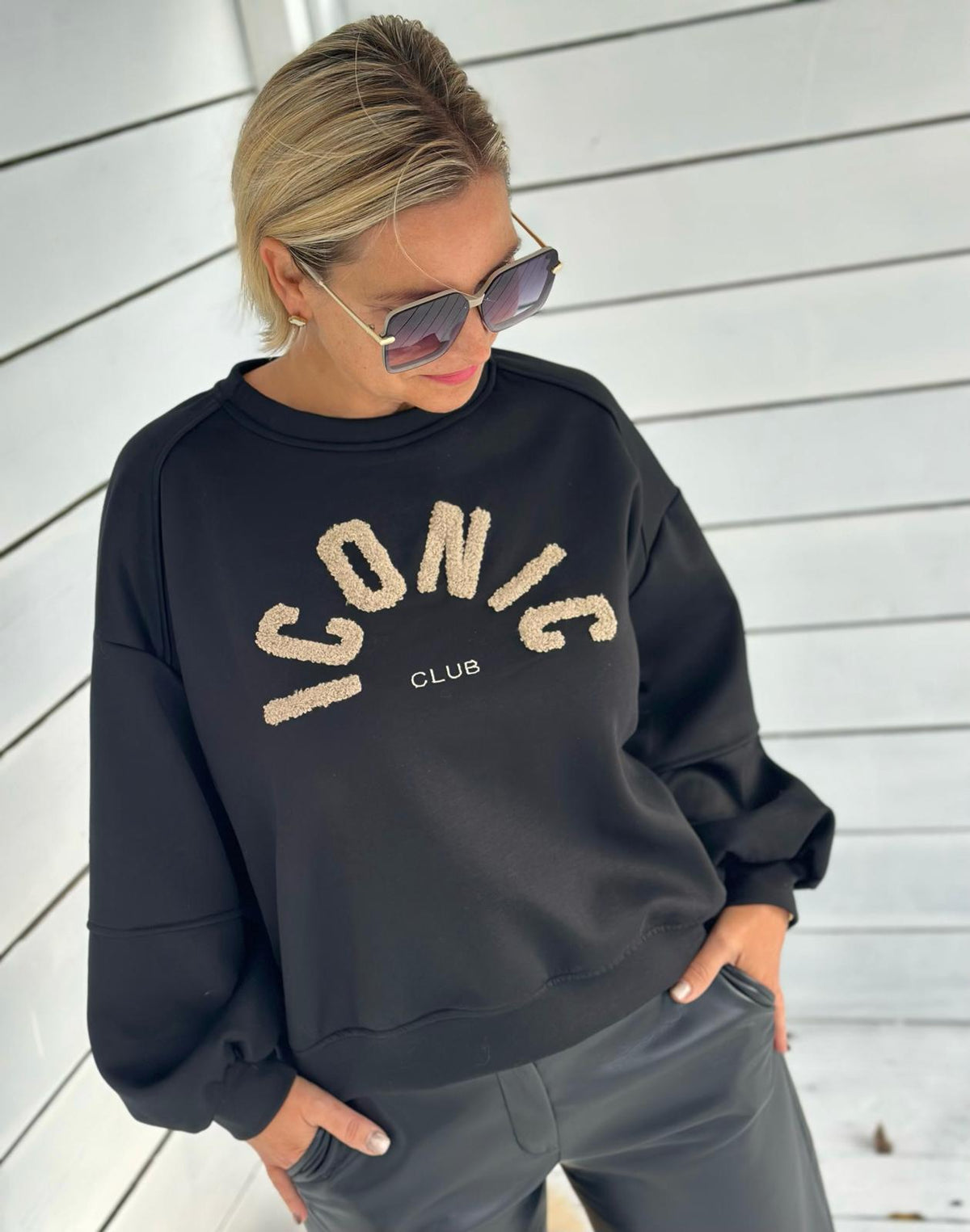 ICONIC CLUB Sweatshirt mit Teddy-Stickerei – Schwarz