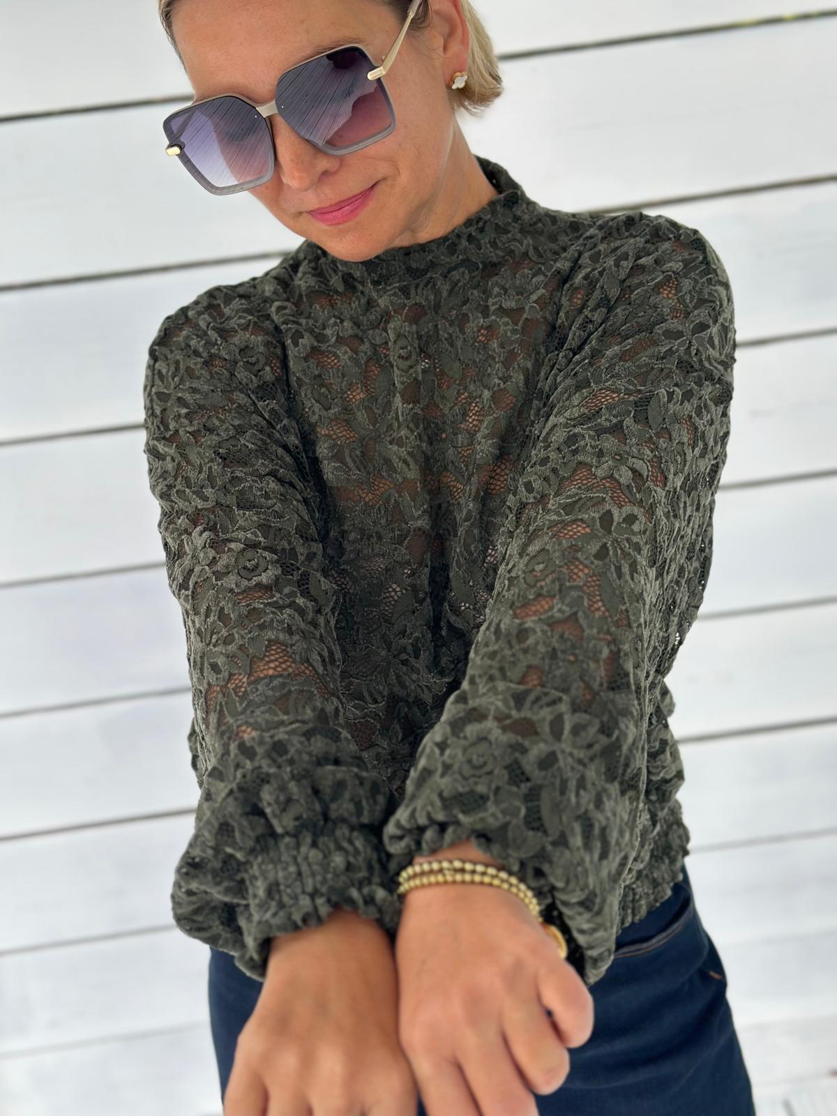 Spitzenbluse „Romantic Lace“ – Khaki