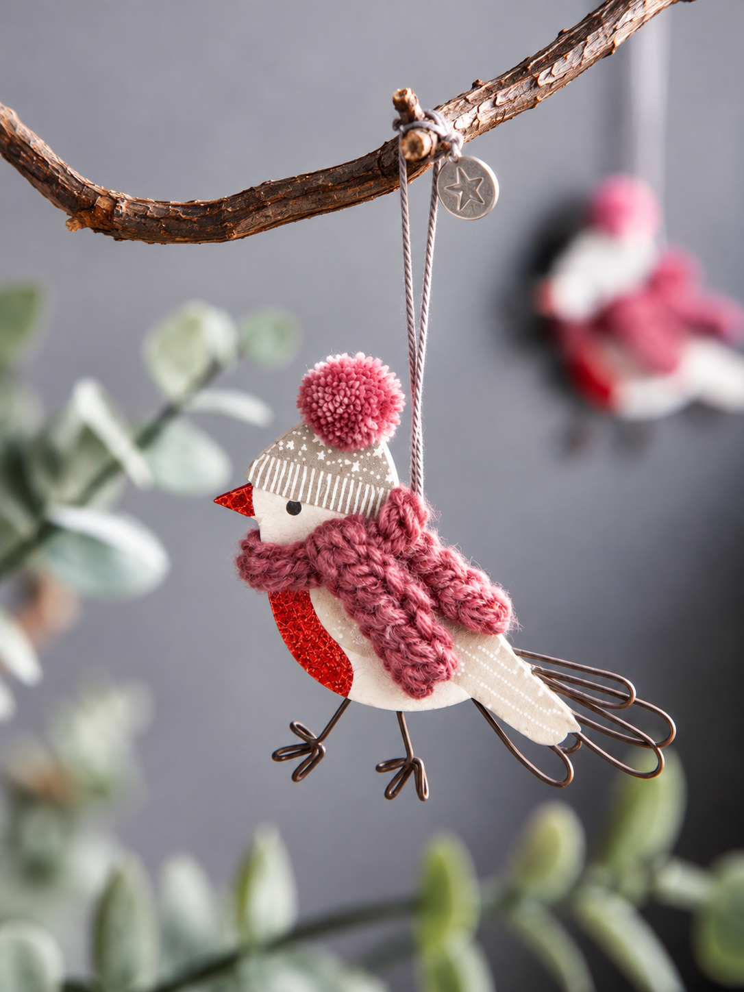 Mini Wintervogel mit Strickmütze & Schal – Rosa