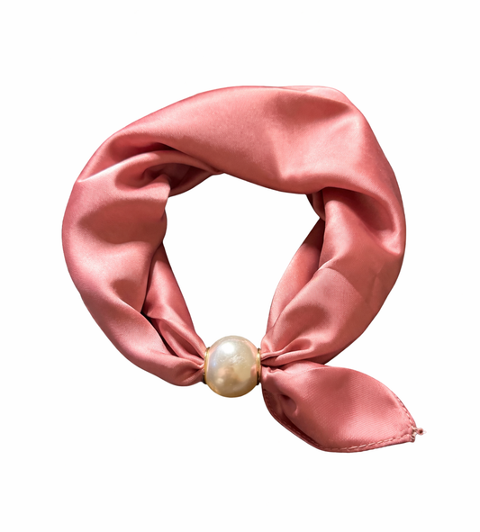 Halstuch Satin Blush – Rosa mit Perlenverschluss