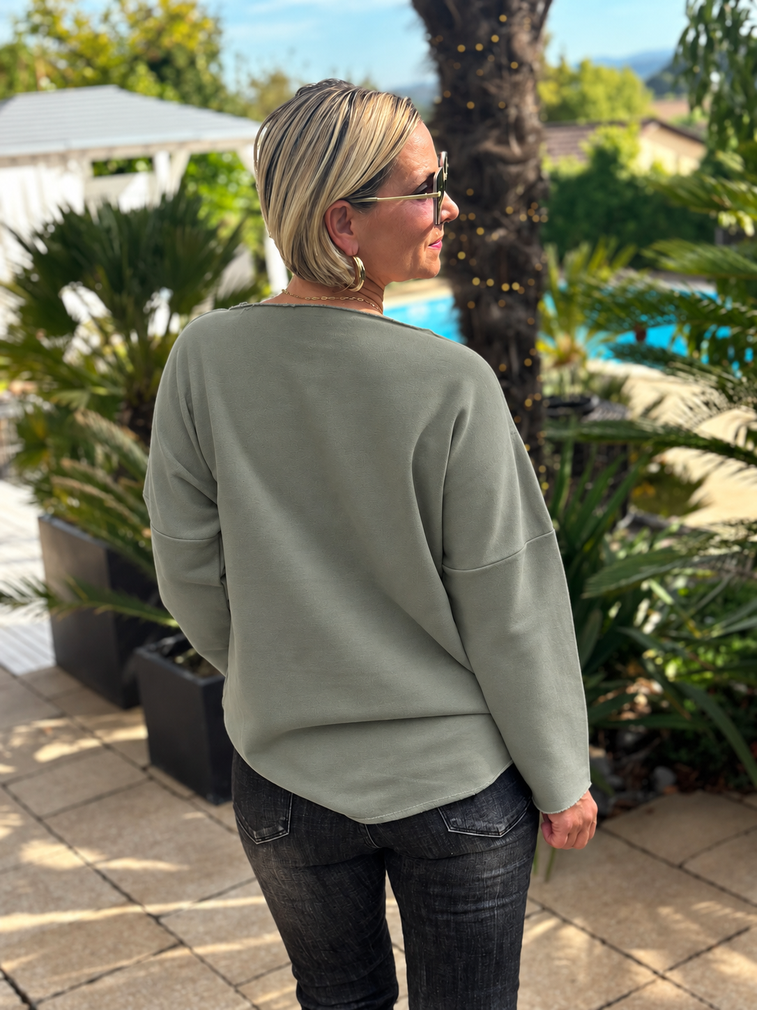 BE FAMOUS „More Espresso Less Depresso“ Statement Sweater – Khaki