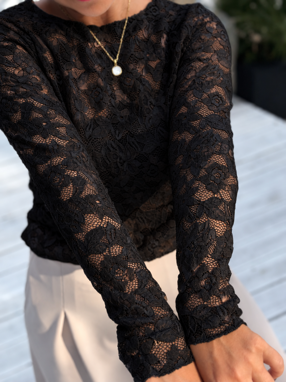 BLACK LACE – Elegantes Langarmshirt mit floraler Spitze