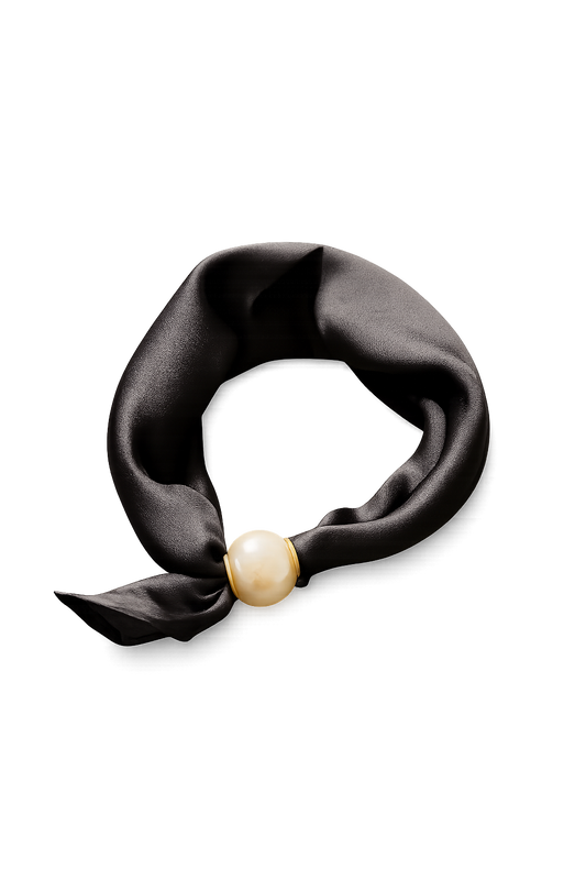 Halstuch Satin Noir – Schwarz mit Perlenverschluss
