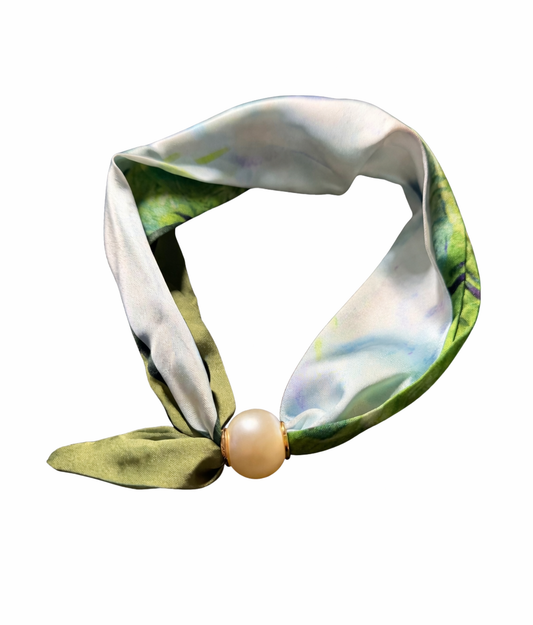 Halstuch Satin Breeze – Grün/Blau mit Perlenverschluss