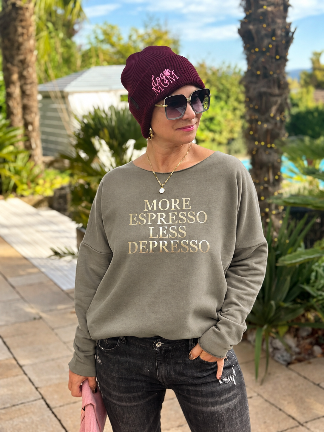 BE FAMOUS „More Espresso Less Depresso“ Statement Sweater – Khaki