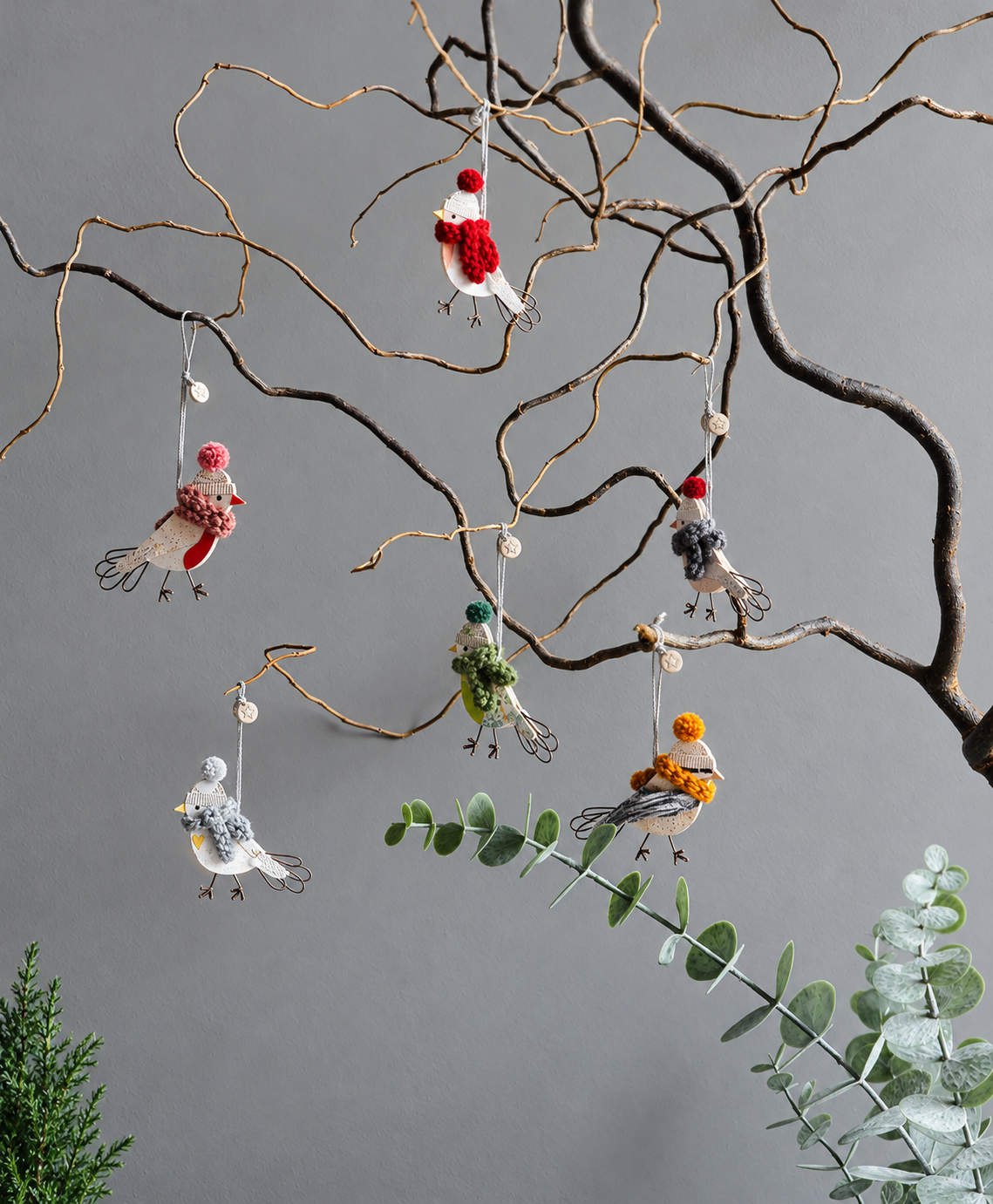 Mini Wintervogel mit Strickmütze & Schal – Grau