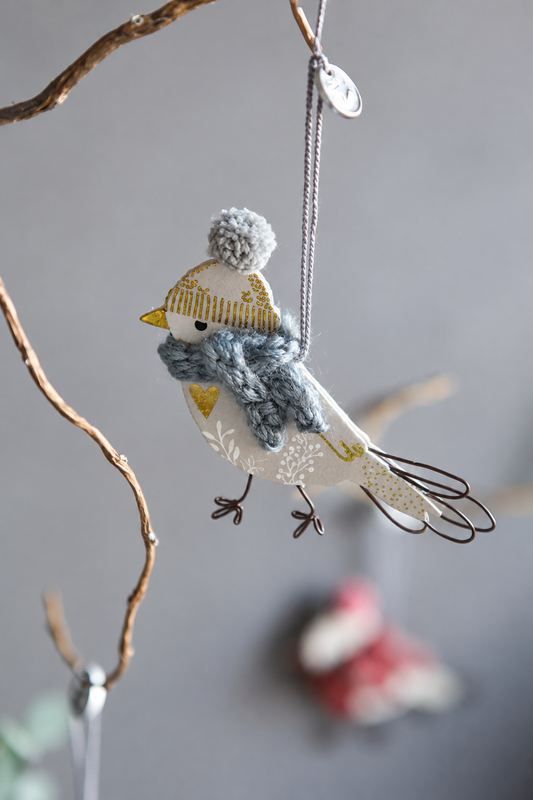 Mini Wintervogel mit Strickmütze & Schal – Grau