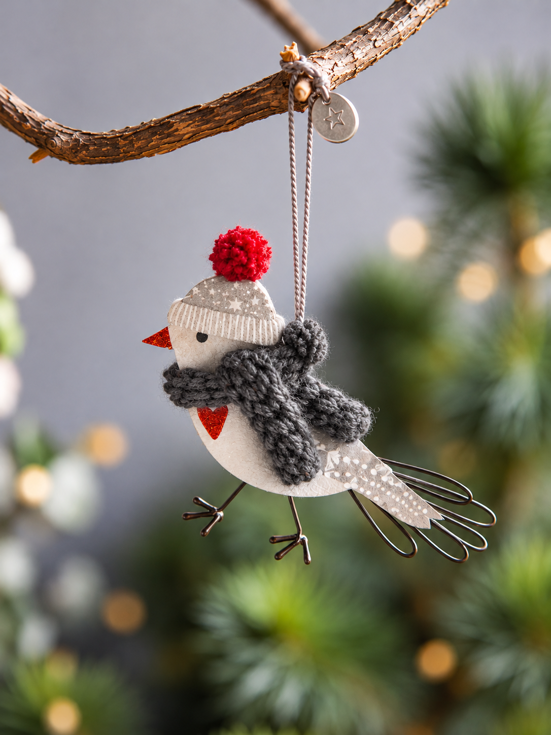 Mini Wintervogel mit Strickmütze & Schal – Dunkelgrau