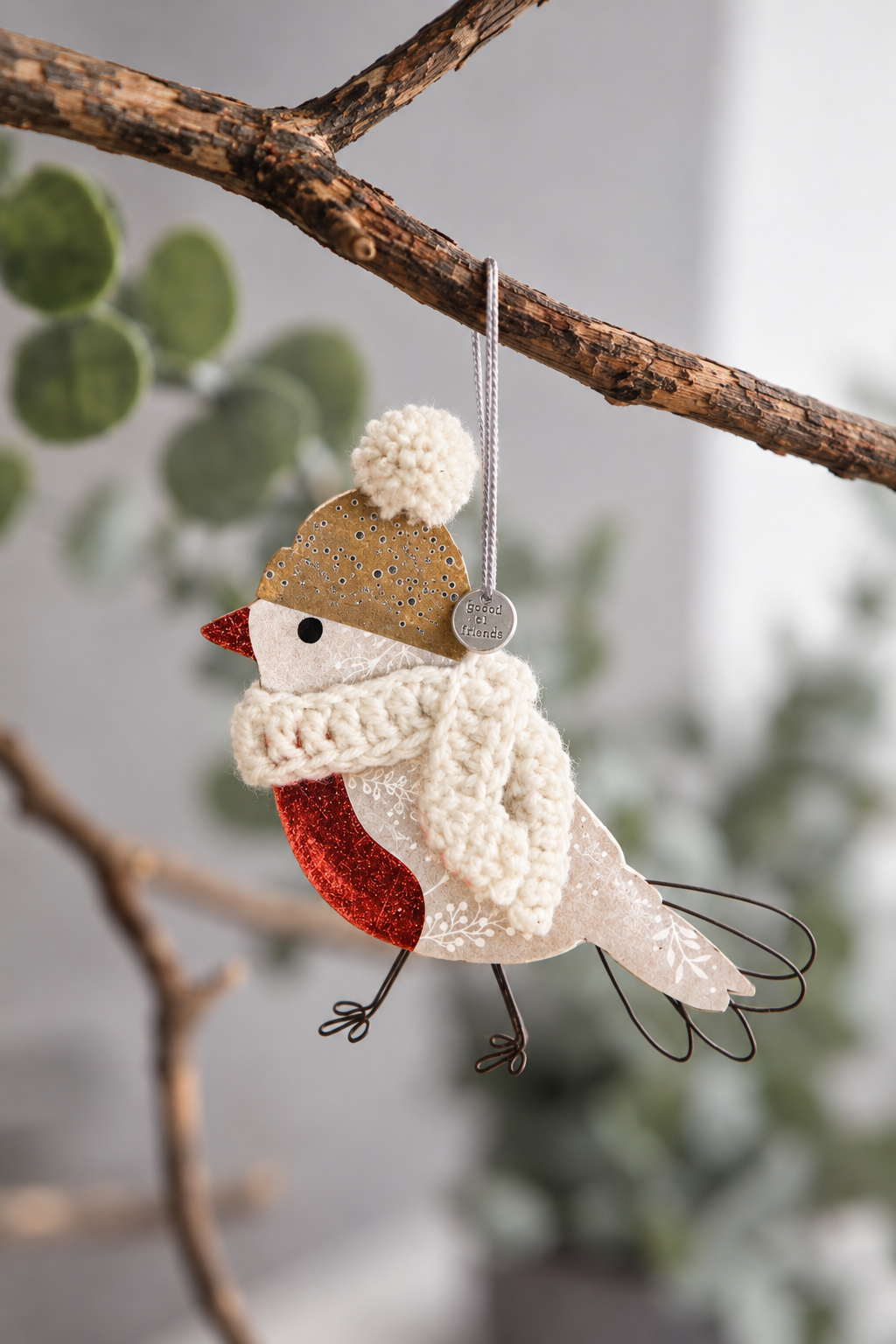 Wintervogel mit Strickmütze & Schal – Creme