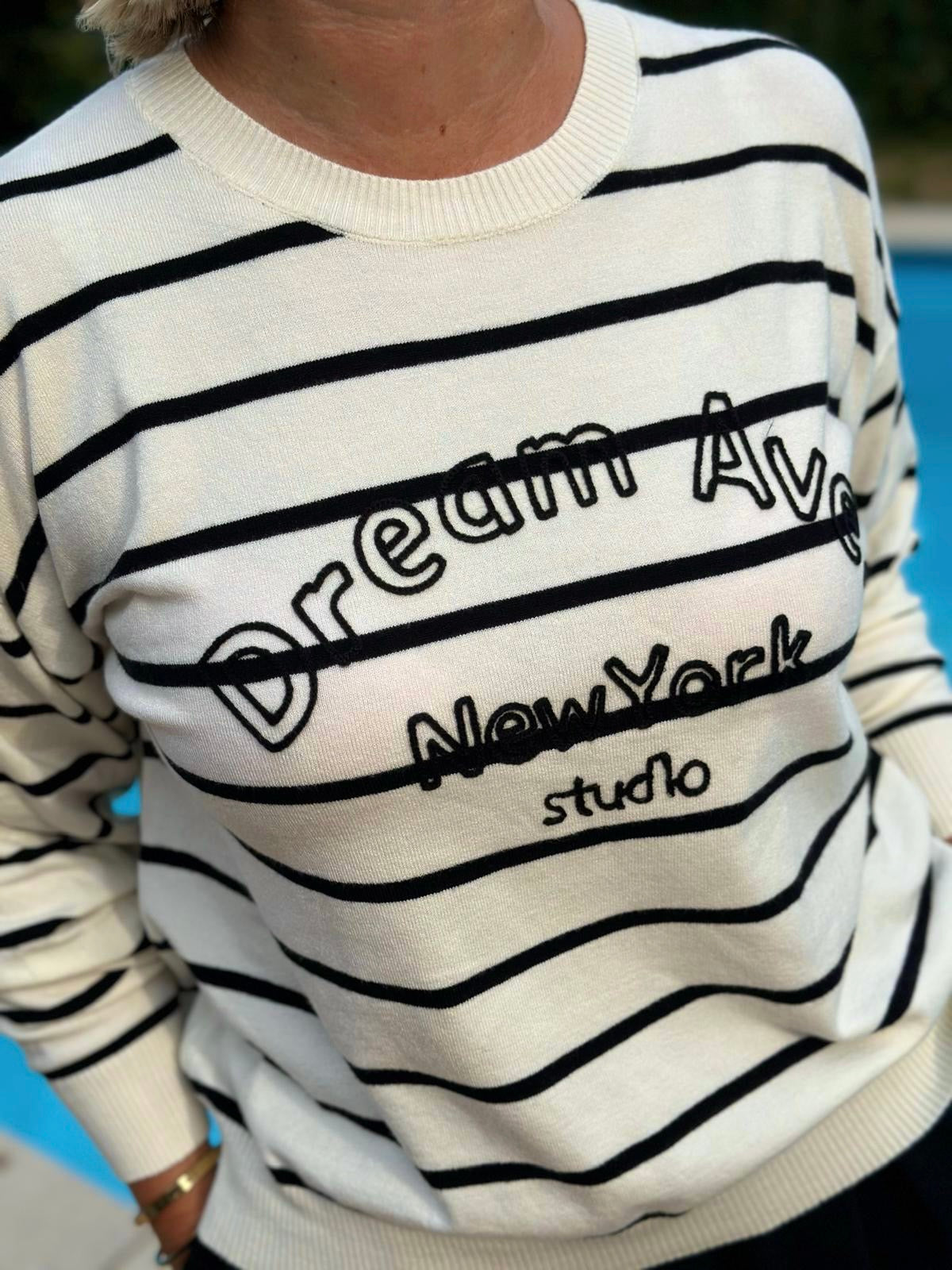 Süßer Streifen-Pulli "DREAM AVE." in Weiß/Schwarz